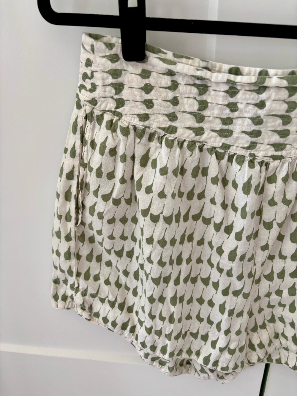 Mirth bay shorts in white/green abstract print - Picture 3 of 4